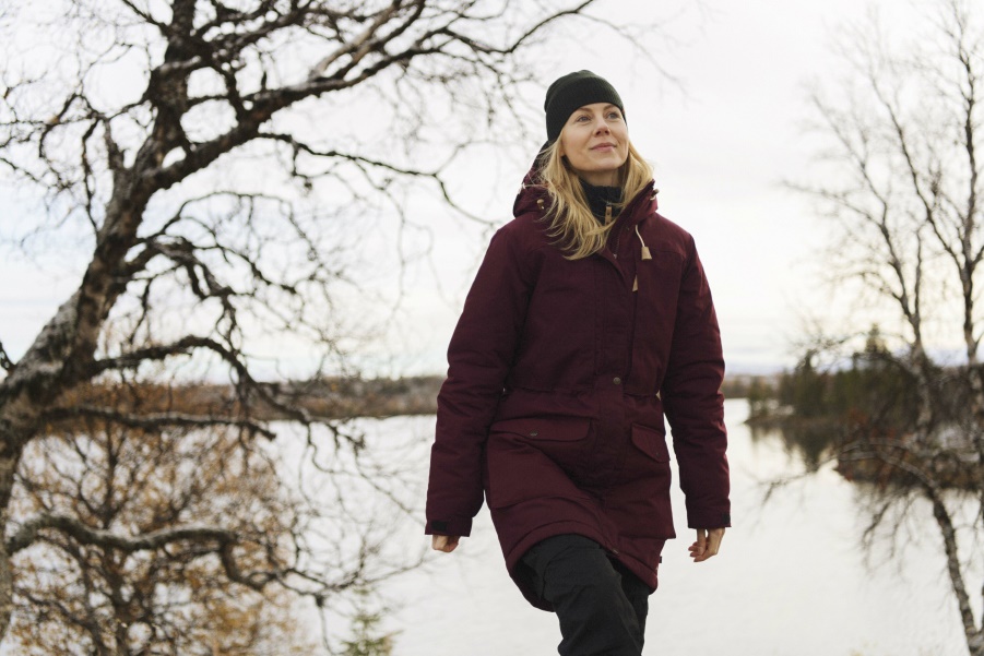 Daunenparka Aus Singi-Wolle In Dunkelgranat Mit Modischer Fjällräven-Marke